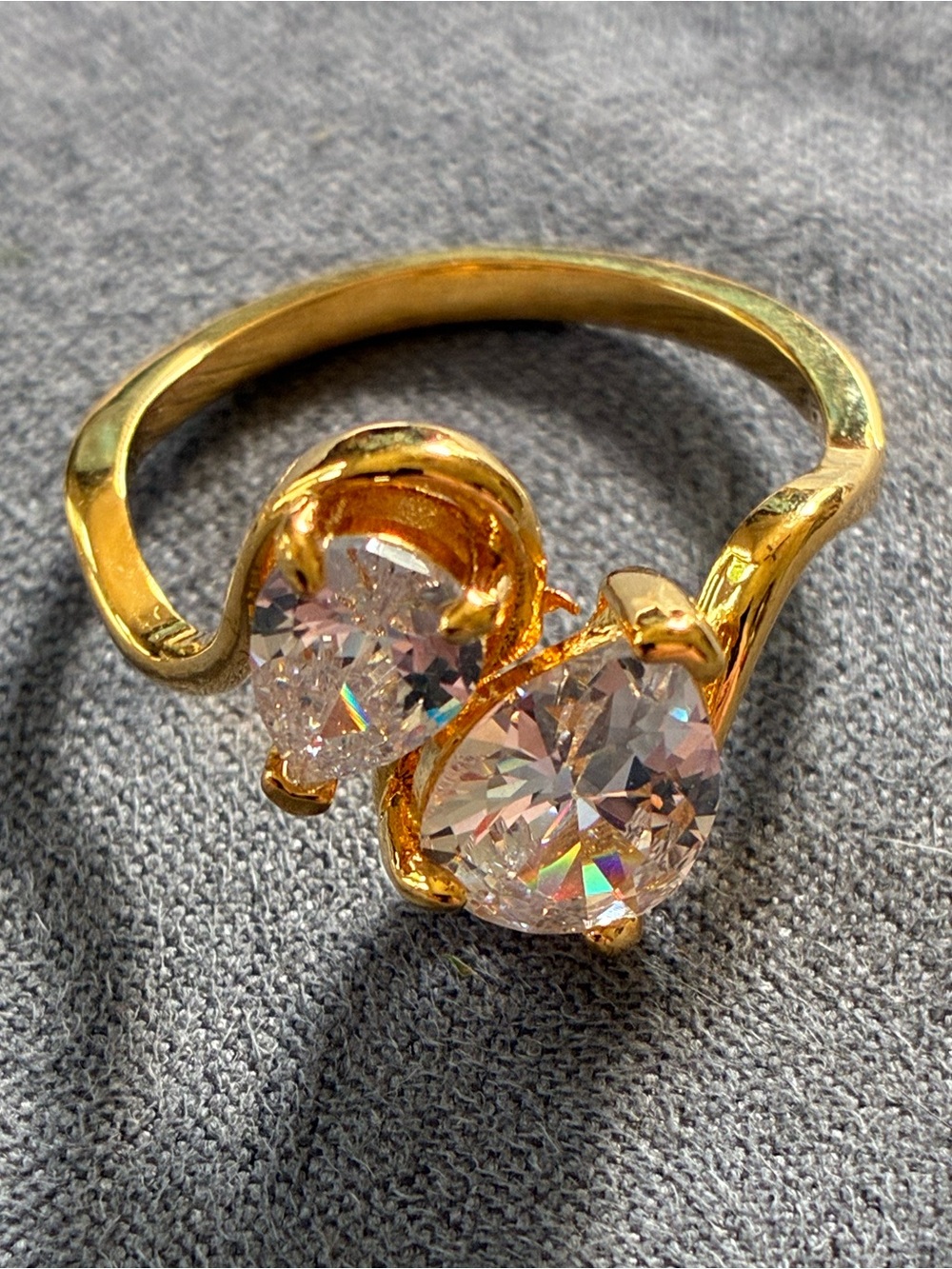 Set of three lightweight rings, gold tone costume jewelry